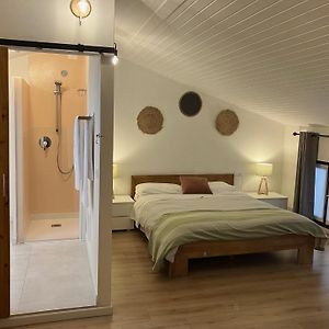Großes Zimmer mit Kingsize-Bett